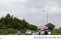 Phát hiện thi thể người đàn ông phân hủy bên đường ra sân bay Nội Bài