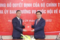 Chủ tịch Quốc hội Vương Đình Huệ dự hội nghị và trao quyết định cho ông Ngô Văn Tuấn. 