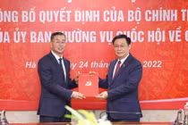 Chủ tịch Quốc hội Vương Đình Huệ dự hội nghị và trao quyết định cho ông Ngô Văn Tuấn. 