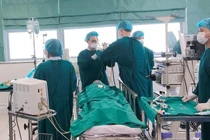 Hóc xương đâm xuyên vào phổi