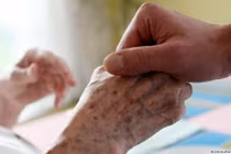 Những người cao tuổi ở châu Âu bị lãng quên, chết trong cô đơn