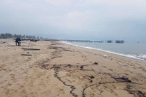 Tàu chở hàng gần 9.000 tấn chìm, khoảng 3km bờ biển có vệt cặn dầu