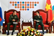 Bộ trưởng Quốc phòng Việt Nam (bên phải) và Thứ trưởng Quốc phòng Nga tại cuộc gặp, sáng 4/9. (Ảnh: Tuấn Huy)