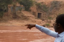 Rò rỉ chất thải mỏ kim cương, 12 người chết và hàng hàng người đổ bệnh