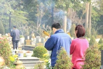 'Tết nhớ thăm mộ ông bà, hướng về tổ tiên'