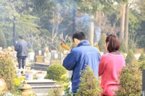 'Tết nhớ thăm mộ ông bà, hướng về tổ tiên'