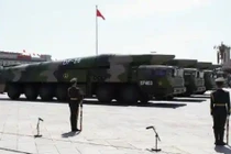 Quân đội Trung Quốc thục luyện phóng “sát thủ tàu sân bay” ban đêm