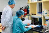 ‘Chiến lược’ phòng chống COVID-19 thời gian tới trước sức ép lớn