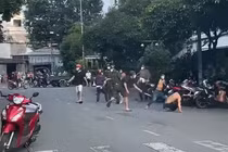 Hai nhóm hỗn chiến khiến khu vực náo loạn.