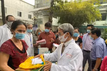 Bệnh viện Nguyễn Tri Phương TPHCM: Trao 200 phần quà cho bệnh nhân và nhân viên y tế khó khăn