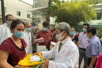 Bệnh viện Nguyễn Tri Phương TPHCM: Trao 200 phần quà cho bệnh nhân và nhân viên y tế khó khăn