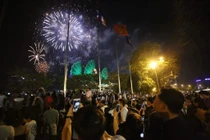 Người dân xem bắn pháo hoa Tết dương lịch 2021.