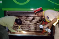 Quảng Nam: Phát hiện 2 ôtô khách vận chuyển 10m3 gỗ lậu