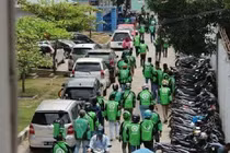 Tài xế hợp lực 'cướp' thi thể bé sơ sinh