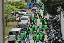 Tài xế hợp lực 'cướp' thi thể bé sơ sinh