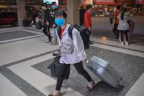 Hàng trăm sinh viên ra bến xe về quê ăn Tết sớm