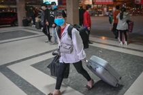 Hàng trăm sinh viên ra bến xe về quê ăn Tết sớm