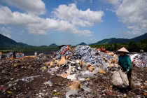 Phát hiện chất thải đặc biệt nguy hại chôn lấp chung với rác thải sinh hoạt 