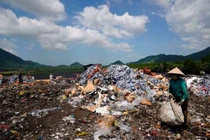 Phát hiện chất thải đặc biệt nguy hại chôn lấp chung với rác thải sinh hoạt 