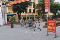Lực lượng chức năng hướng dẫn người dân không đi ra khỏi khu vực phong tỏa.