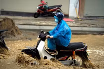 Mưa to và dông gây ngập nhiều khu vực trên cả nước.