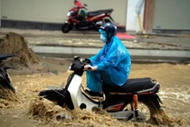 Mưa to và dông gây ngập nhiều khu vực trên cả nước.