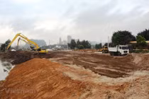 Nhà thầu đang tiến hành thi công nền đường một đoạn tuyến cao tốc Bắc-Nam. (Ảnh: Việt Hùng/Vietnam+)