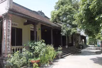 Tượng đất hóa vàng ở chùa cổ