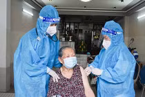 infographic: Thông tin đầy đủ về tiêm vắc xin cho người cao tuổi