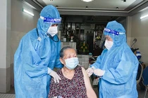 infographic: Thông tin đầy đủ về tiêm vắc xin cho người cao tuổi