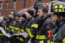 Cận cảnh lực lượng cứu hỏa giải cứu người dân trong vụ cháy kinh hoàng tại Mỹ