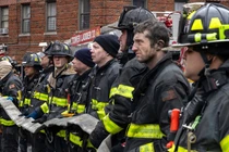 Cận cảnh lực lượng cứu hỏa giải cứu người dân trong vụ cháy kinh hoàng tại Mỹ