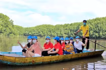 Các du khách trải nghiệm đi xuồng tại khu du lịch Dần Xây, Cần Giờ.