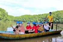 Các du khách trải nghiệm đi xuồng tại khu du lịch Dần Xây, Cần Giờ.