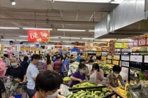 Người dân đi mua sắm tại Big C.