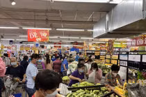 Người dân đi mua sắm tại Big C.