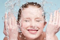 Rửa mặt sạch buổi sáng