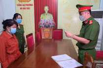 Công an đọc lệnh bắt tạm giam đối với bị can Thanh.