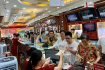 Giá vàng tăng 'điên loạn': Người xếp hàng chờ bán, kẻ vác bao tải tiền đi mua