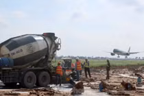 Đang cao điểm hè, vì sao Bộ Giao thông 'lôi' 2 sân bay ra sửa?