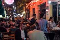 Hà Nội yêu cầu giãn cách chỗ ngồi ở quán bia