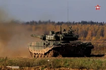 Video lính tăng Nga diễn tập bắn đạn thật ở ngoại ô Moscow