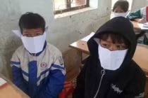 Hiệu trưởng bị phê bình vì bức ảnh học sinh đeo khẩu trang giấy