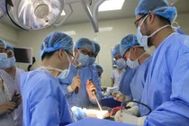 Lần đầu tiên thay toàn bộ xương đùi và hai khớp cho bệnh nhân viêm tủy xương