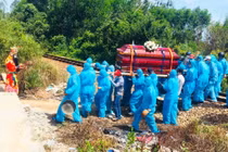 Nghẹn ngào cảnh mang đồ bảo hộ khiêng quan tài đưa tang giữa tâm dịch Quảng Nam