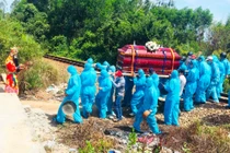 Nghẹn ngào cảnh mang đồ bảo hộ khiêng quan tài đưa tang giữa tâm dịch Quảng Nam