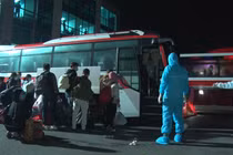 Ảnh: Trắng đêm đưa 500 công nhân ở Chí Linh vào nơi cách ly tập trung