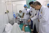 Dùng vạt cơ lưng và da đầu cứu chân bị dập nát toàn bộ