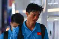 Tuấn Anh buồn bã ra xe trở về khách sạn