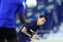 HLV tuyển Malaysia suýt bị sao nhập tịch sút bóng trúng mặt